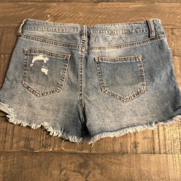 Altar'd State Women's Distressed Ripped Frayed Hem Denim Shorts Size 29 - Picture 3 of 8